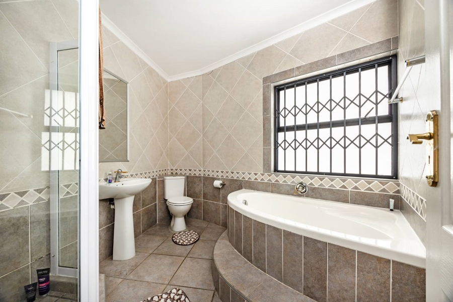 8 Bedroom Property for Sale in Plattekloof Western Cape